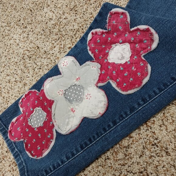 37855 Size 12 Upcycled Levi't Appliqued With Quilted Flower Trim. - Picture 3 of 7